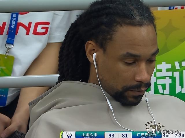 完美世界电竞官网-萨林杰末节戴耳机玩手机引球迷不满！“保障合同后 直接躺平滑水”